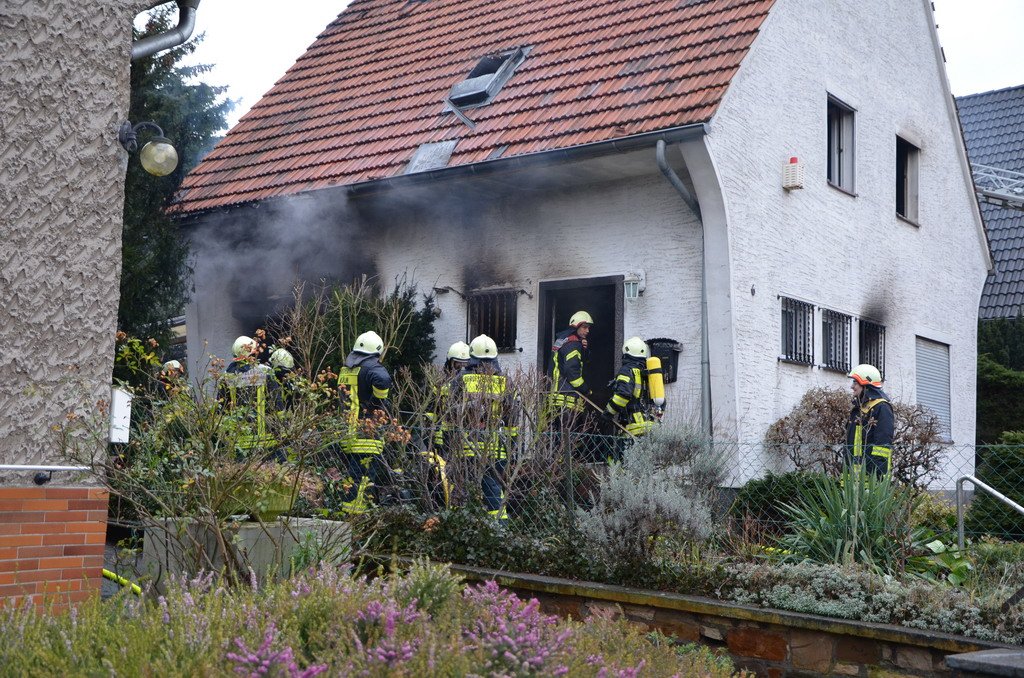 Feuer 2 Koeln Rodenkirchen Schuetzstr P323.JPG
